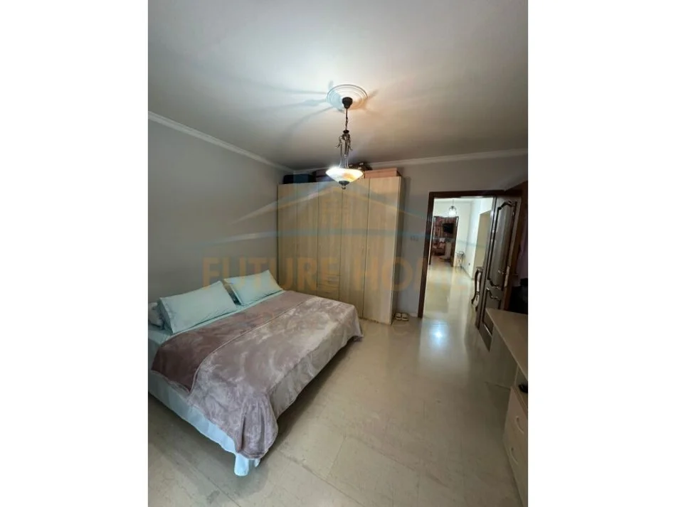 Tirane, jepet me qera apartament 3+1+Ballkon Kati 3, 150 m² 1000 € (Komuna e Parisit)