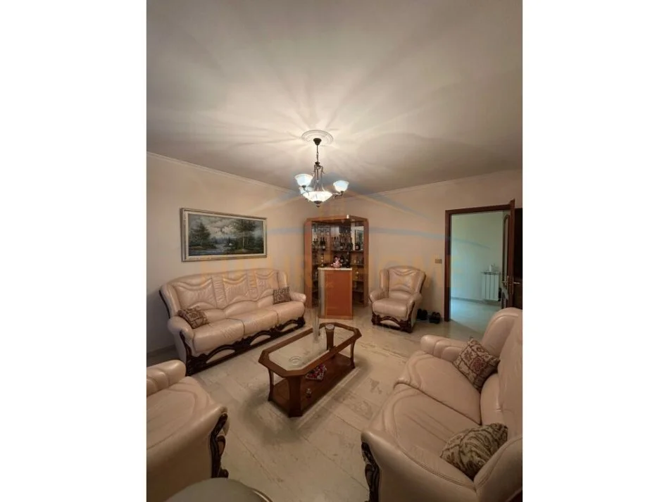 Tirane, jepet me qera apartament 3+1+Ballkon Kati 3, 150 m² 1000 € (Komuna e Parisit)