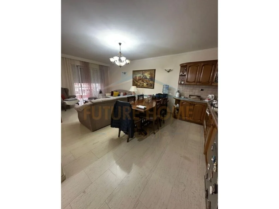 Tirane, jepet me qera apartament 3+1+Ballkon Kati 3, 150 m² 1000 € (Komuna e Parisit)