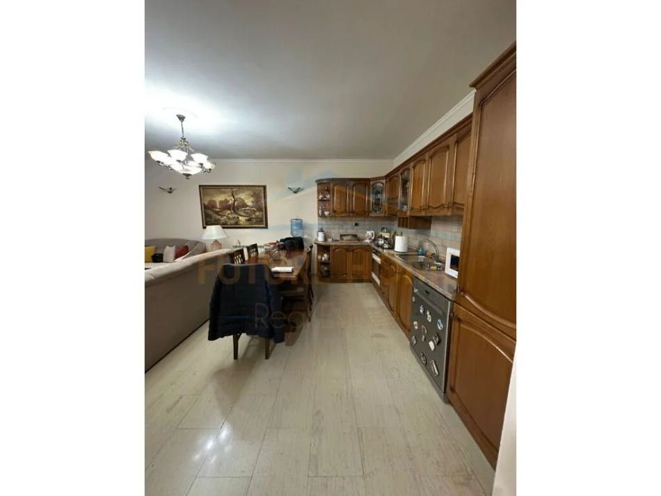 Tirane, shitet apartament 3+1+Ballkon Kati 3, 150 m² 300.000 € (Komuna e Parisit)