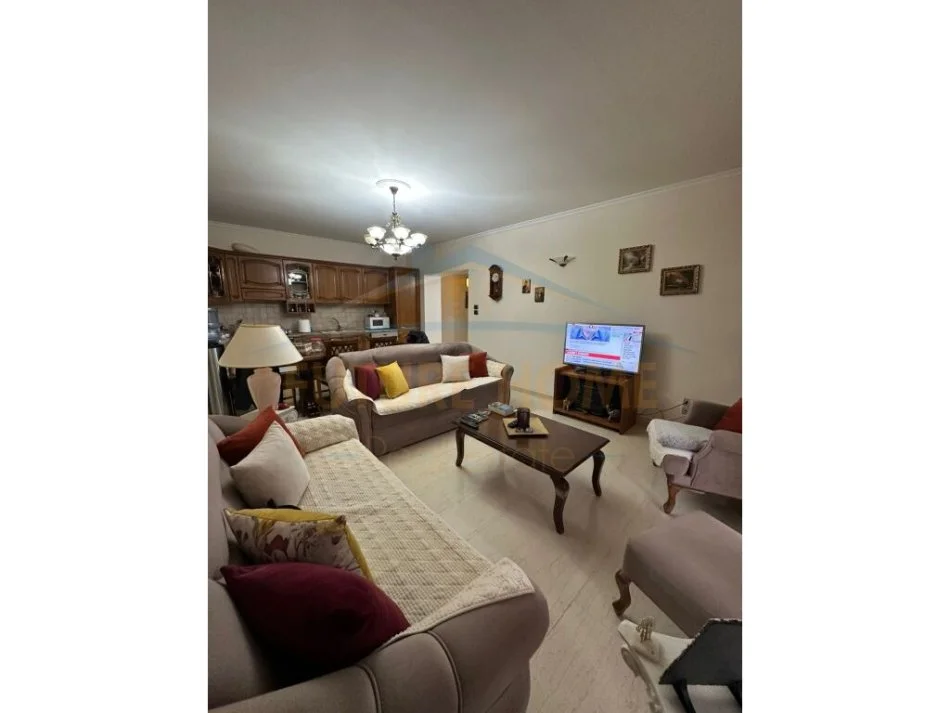 Tirane, shitet apartament 3+1+Ballkon Kati 3, 150 m² 300.000 € (Komuna e Parisit)