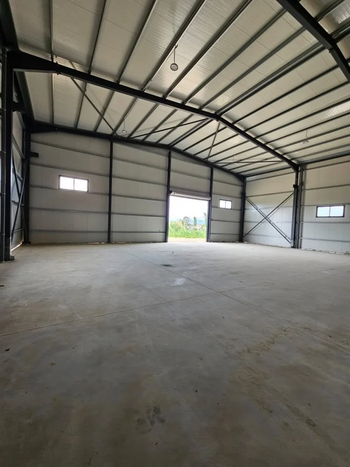 Durres, jepet me qera magazine Kati 0, 5.000 m² 6.000 € (rruga e ndroqit)