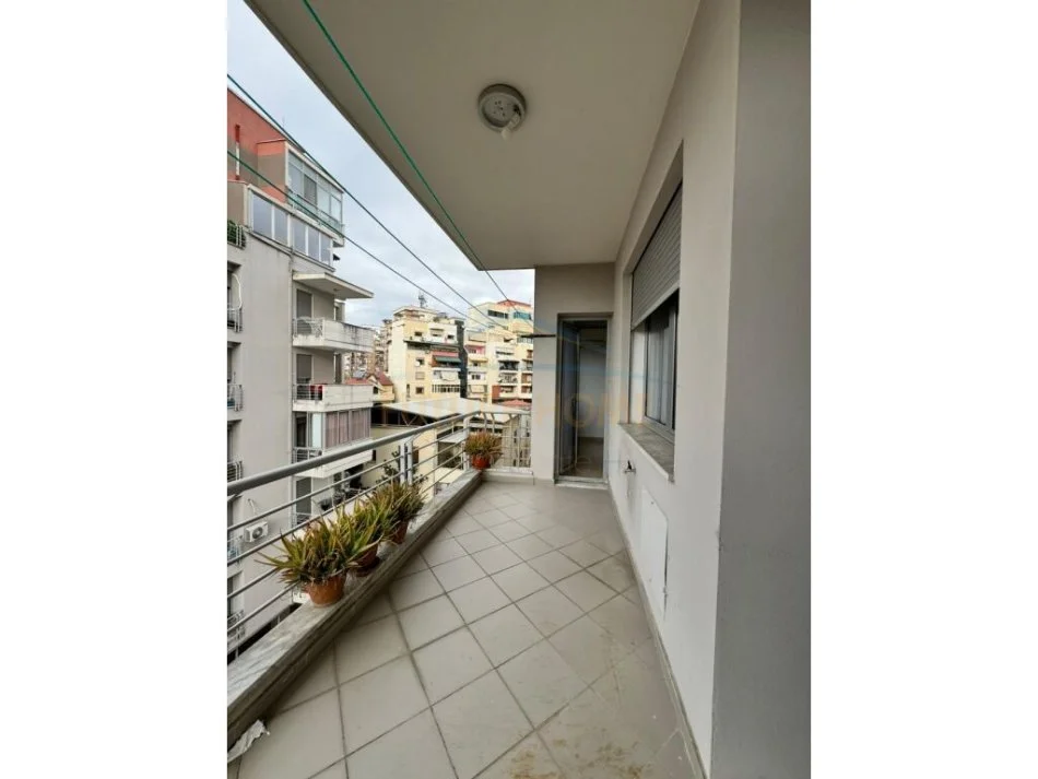 Tirane, jepet me qera apartament 2+1+Ballkon Kati 4, 92 m² 500 € (Don Bosco)