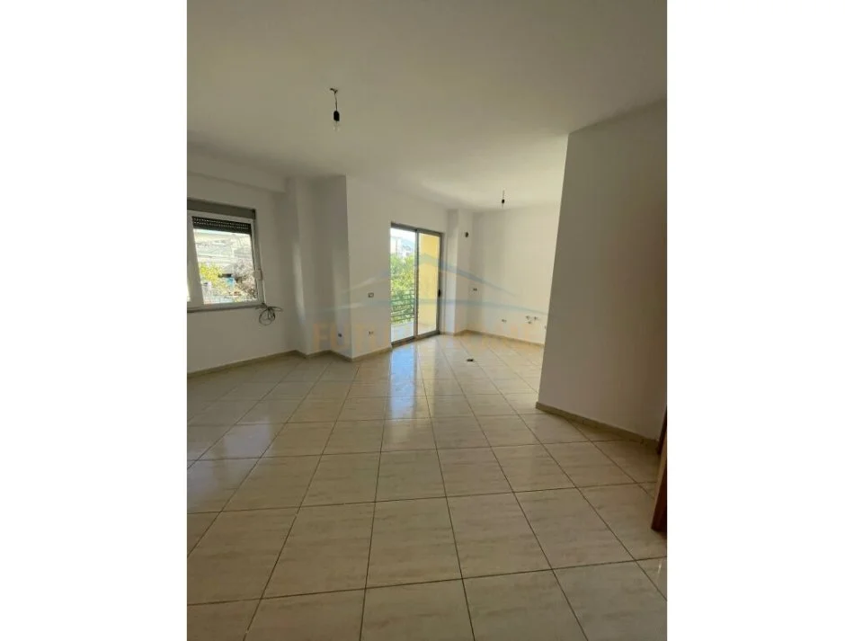 Tirane, shitet apartament 2+1+Ballkon Kati 1, 95 m² 138.000 € (tregu i ri elektrik)