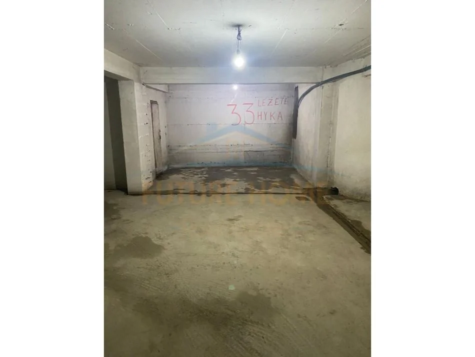 Tirane, shitet dyqan Kati 1, 28 m² 90.000 € (Xhamllik)
