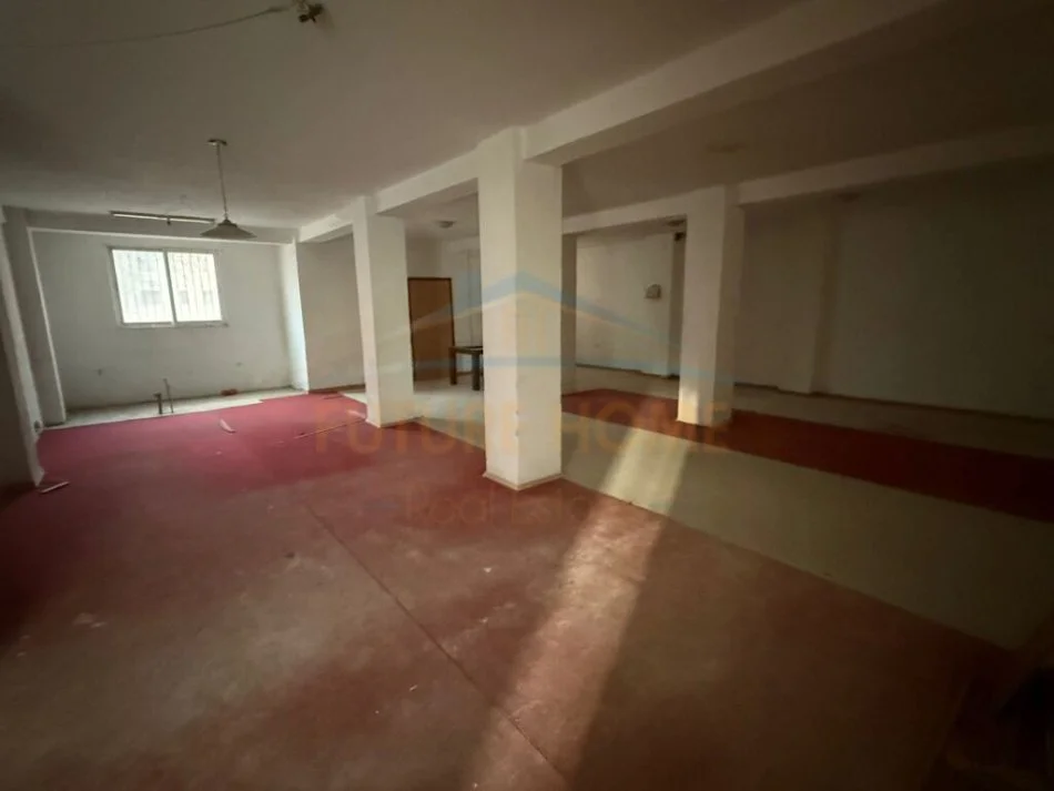 Korce, shitet ambjent biznesi Kati 0, 243 m² 97.000 € (Lagjia 10, Korçë)