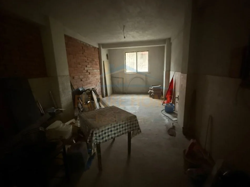 Korce, shitet ambjent biznesi Kati 0, 243 m² 97.000 € (Lagjia 10, Korçë)