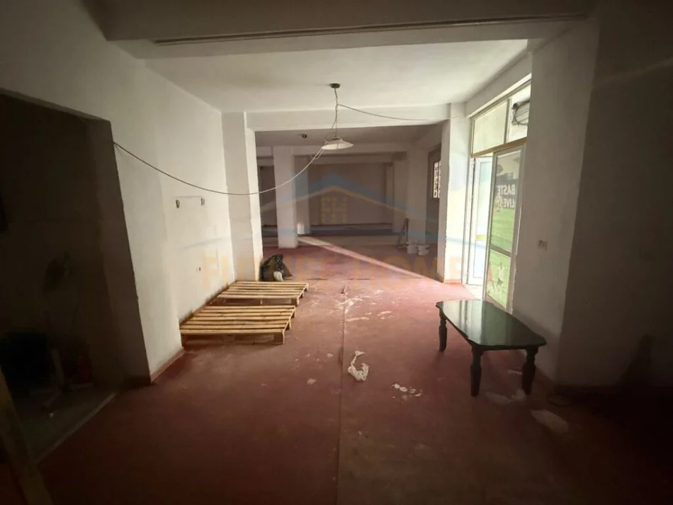 Korce, shitet ambjent biznesi Kati 0, 243 m² 97.000 € (Lagjia 10, Korçë)