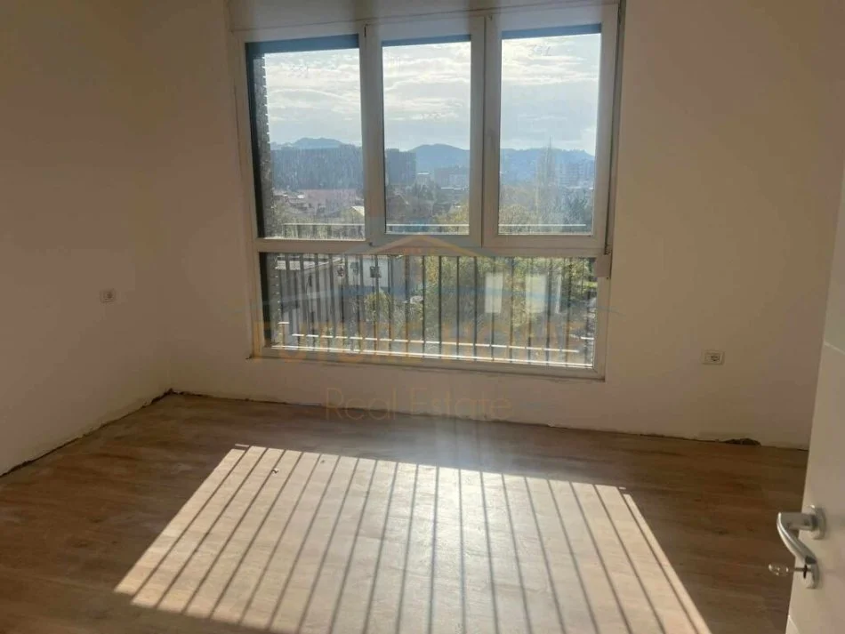 Tirane, jepet me qera apartament 1+1 , 72 m² 400 € (FUSHA AVIACIONIT)   UNA47007