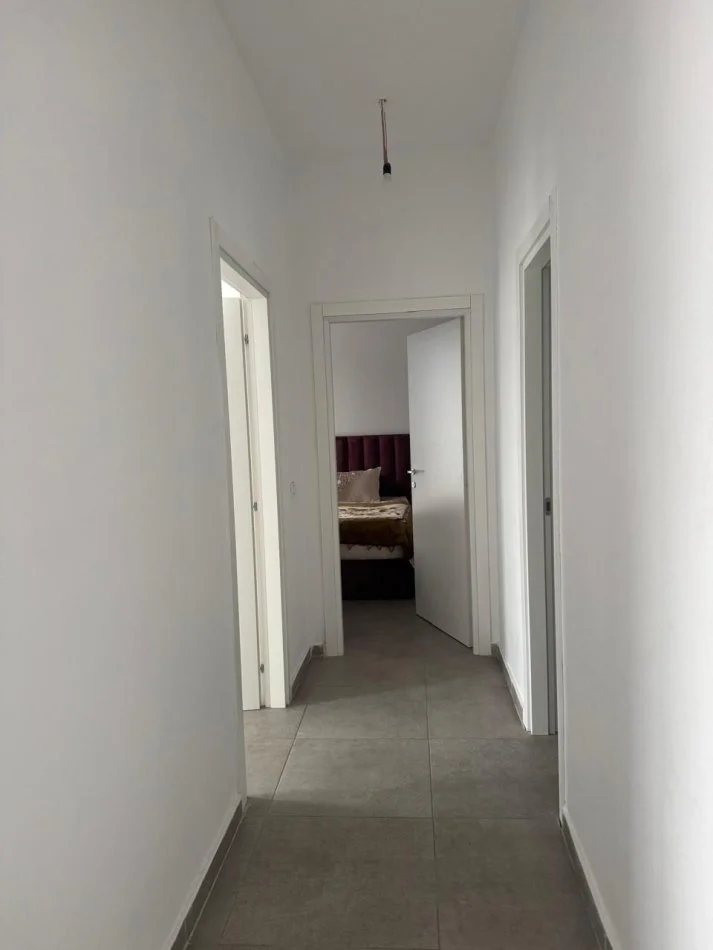 Tirane, jepet me qera apartament 2+1+Ballkon Kati 6, 90 m² 430 € (rruga 5 maj , pallatet e bashkise)
