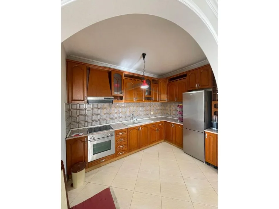 Tirane, jepet me qera apartament 2+1+Ballkon Kati 2, 106 m² 450 € (Fresk)