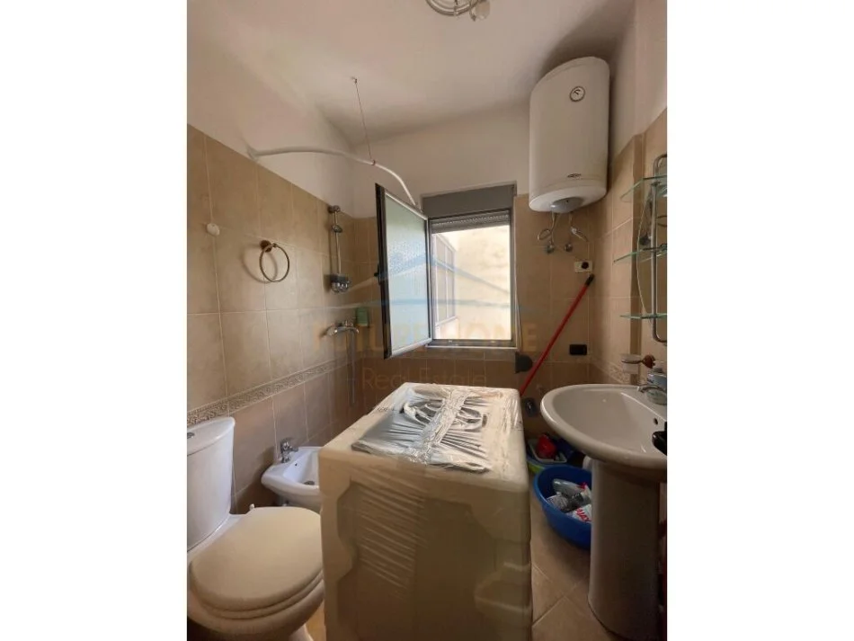 Tirane, jepet me qera apartament 2+1+Ballkon Kati 2, 106 m² 450 € (Fresk)