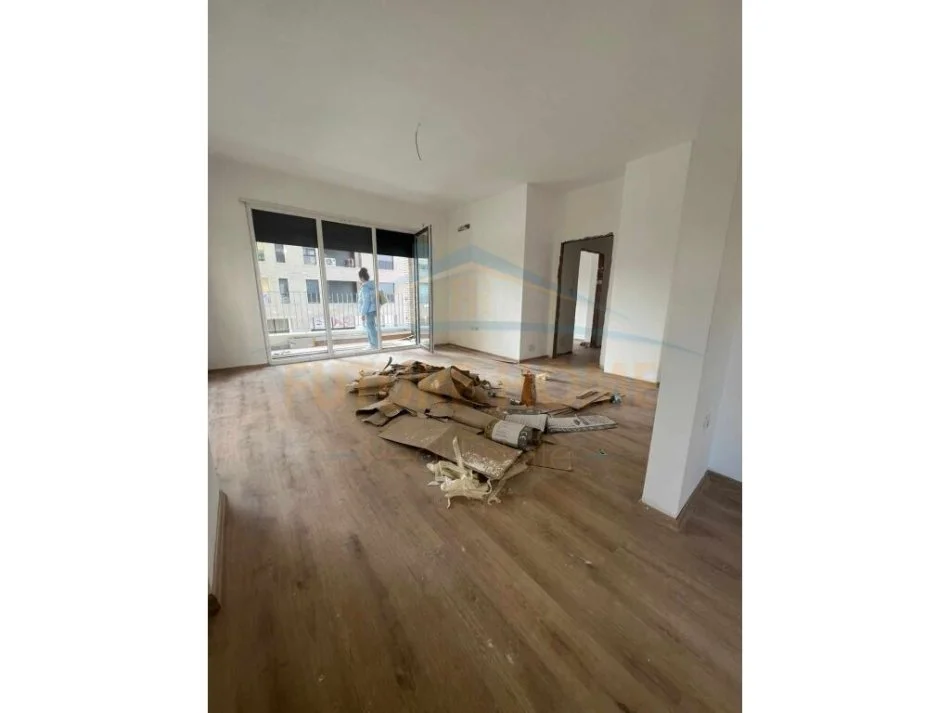 Tirane, jepet me qera apartament 3+1+Ballkon Kati 1, 143 m² 800 € (Fusha E Aviacionit)