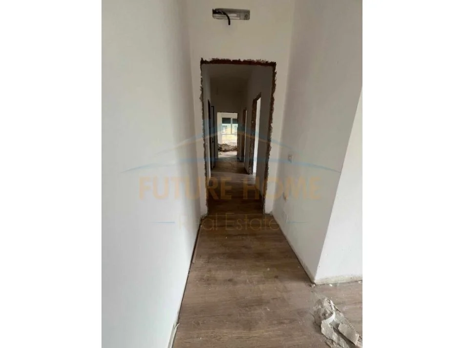 Tirane, jepet me qera apartament 3+1+Ballkon Kati 1, 143 m² 800 € (Fusha E Aviacionit)