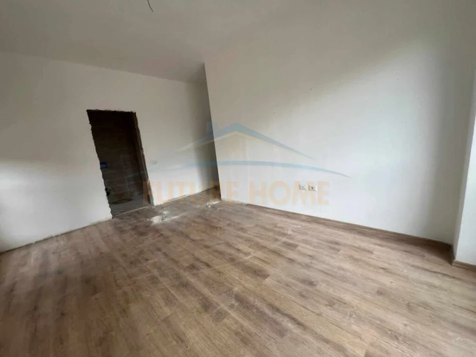 Tirane, jepet me qera apartament 3+1+Ballkon Kati 1, 143 m² 800 € (Fusha E Aviacionit)