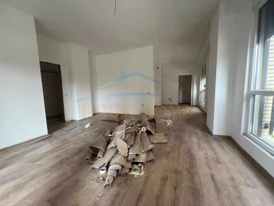 Tirane, jepet me qera apartament 3+1+Ballkon Kati 1, 143 m² 800 € (Fusha E Aviacionit)