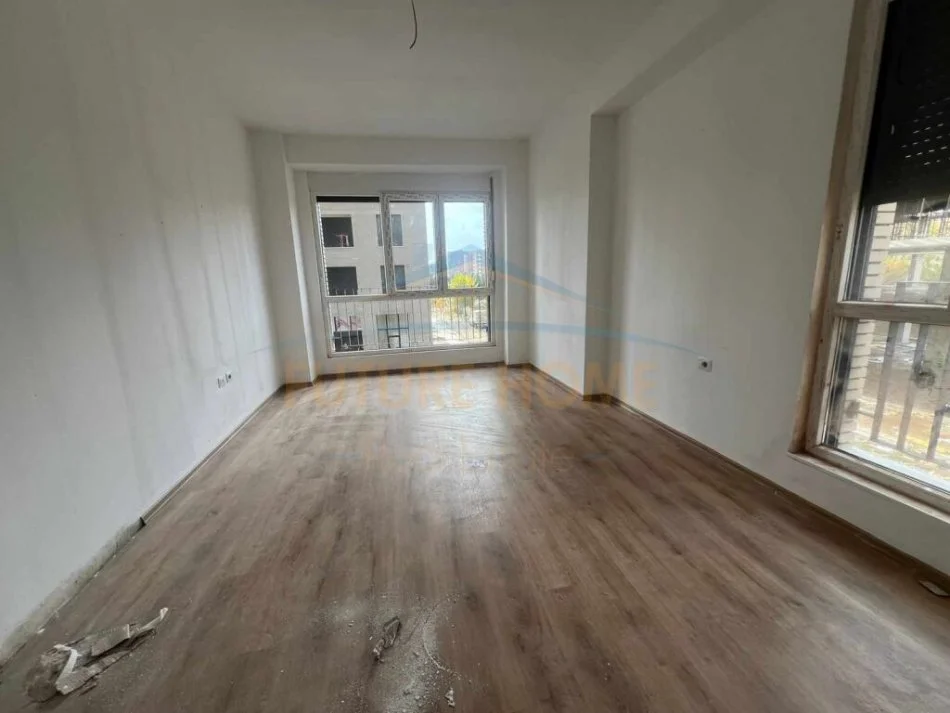 Tirane, jepet me qera apartament 3+1+Ballkon Kati 1, 143 m² 800 € (Fusha E Aviacionit)