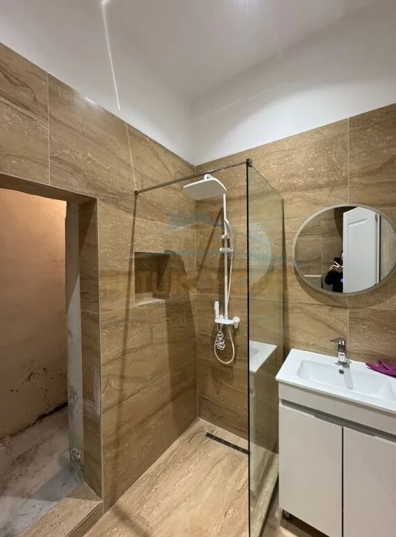 Tirane, jepet me qera apartament 1+1 Kati 4, 65 m² 800 € (Shallvaret)