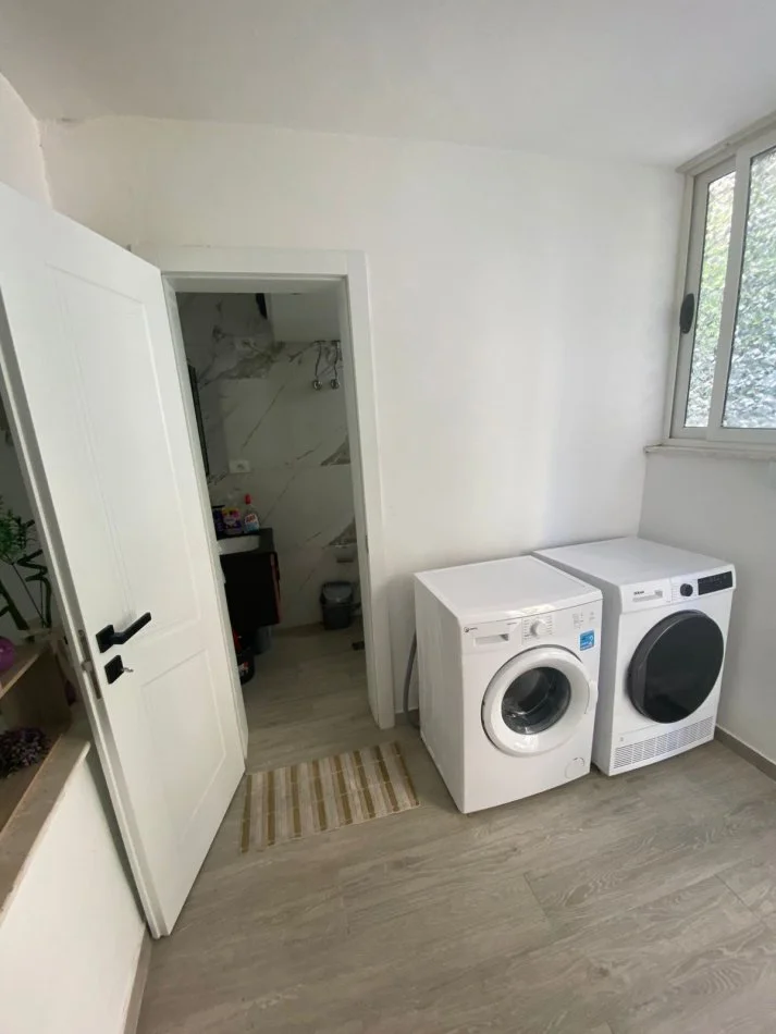 Tirane, jepet me qera 1+1 Kati 1, 60 m² 550 € (Zogu i Zi, Rruga Vellezerit Manastirli)