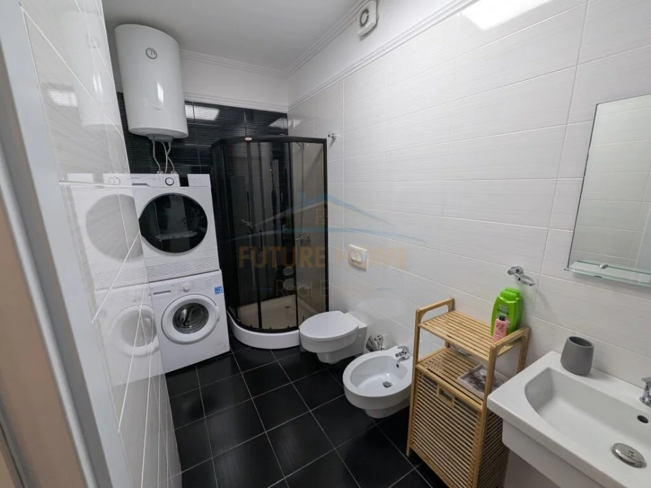 Tirane, jepet me qera 2+1 Kati 4, 67 m² 1.000 € (Kajo Karafili)