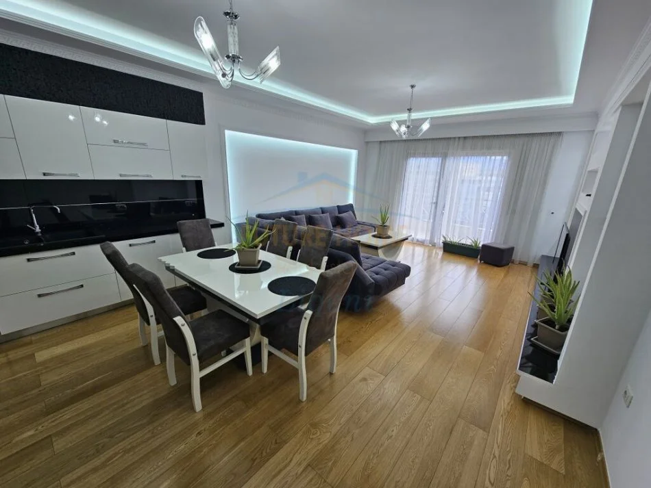 Tirane, jepet me qera apartament 2+1+Ballkon Kati 3, 125 m² 900 € (Kopshti Zoologjik)