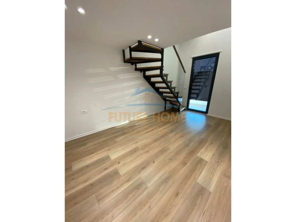 Tirane, jepet me qera ambjent biznesi Kati 1, 150 m² 1.000 € (Porcelan)