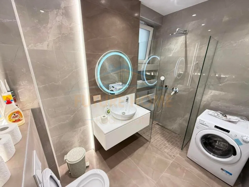 Tirane, jepet me qera apartament 2+1+Ballkon Kati 3, 120 m² 1.200 € (Liqeni Thate)