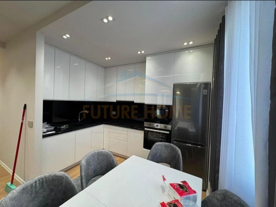 Tirane, jepet me qera apartament 2+1+Ballkon Kati 3, 120 m² 1.200 € (Liqeni Thate)