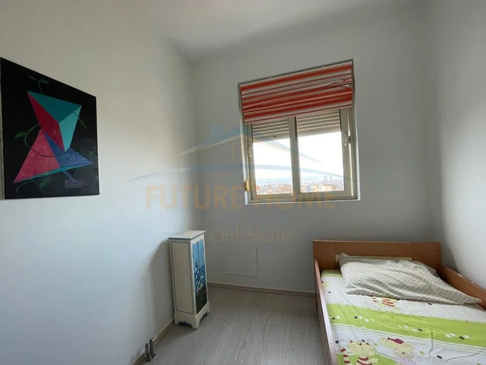 Tirane, jepet me qera apartament 4+1 Kati 6, 145 m² 600 € (FRESKU)