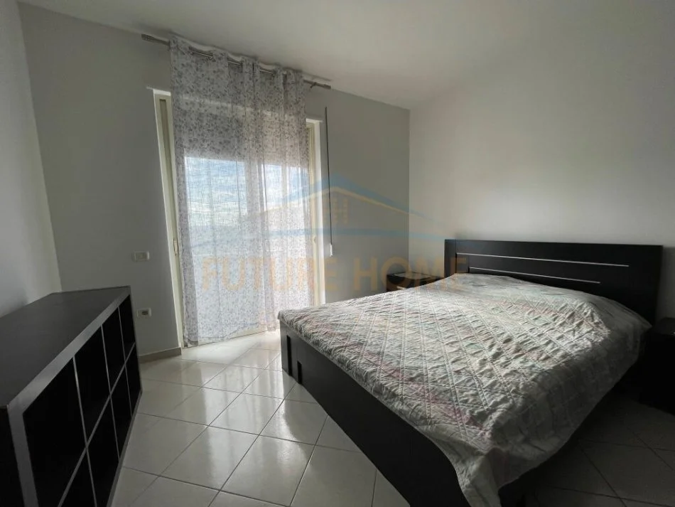 Tirane, jepet me qera apartament 4+1 Kati 6, 145 m² 600 € (FRESKU)