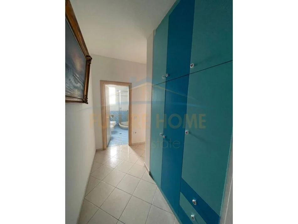 Tirane, jepet me qera apartament 4+1 Kati 6, 145 m² 600 € (FRESKU)