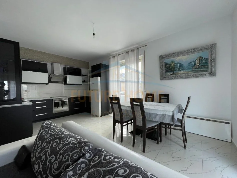 Tirane, jepet me qera apartament 4+1 Kati 6, 145 m² 600 € (FRESKU)