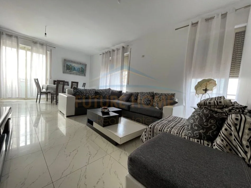 Tirane, jepet me qera apartament 4+1 Kati 6, 145 m² 600 € (FRESKU)