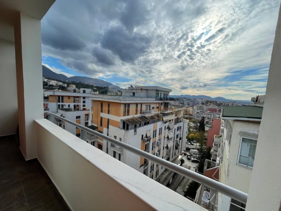 Tirane, jepet me qera apartament 4+1 Kati 6, 145 m² 600 € (FRESKU)