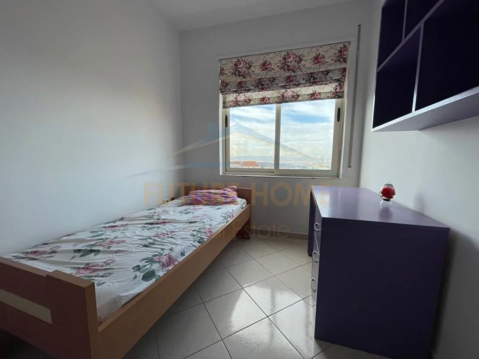 Tirane, jepet me qera apartament 4+1 Kati 6, 145 m² 600 € (FRESKU)