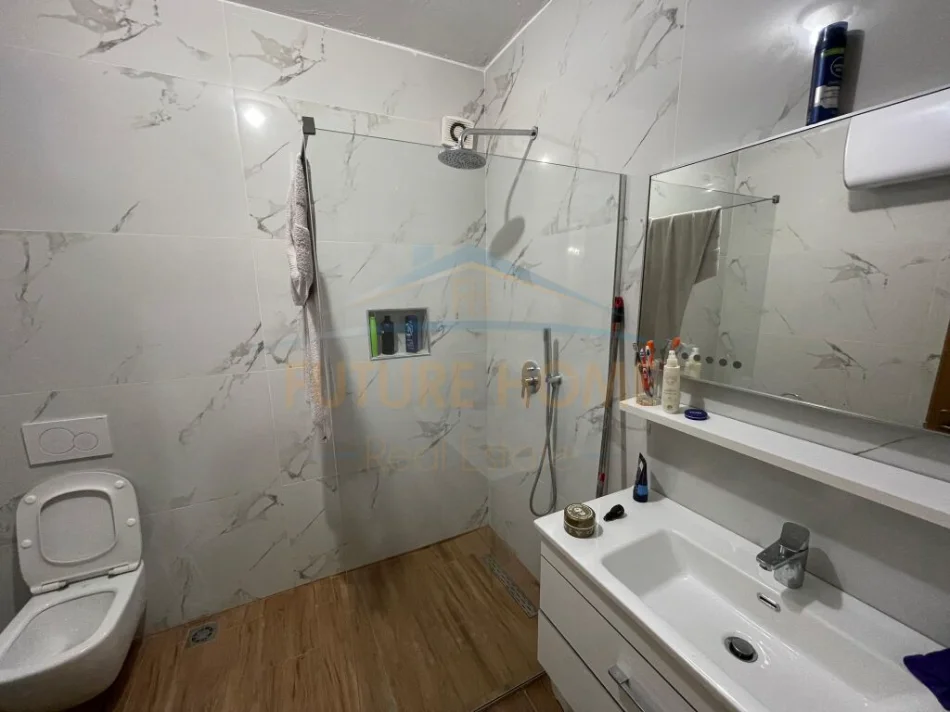 Tirane, jepet me qera apartament 2+1+Ballkon Kati 3, 92 m² 500 € (unaza e re)