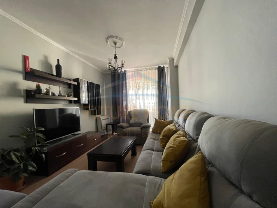 Tirane, jepet me qera apartament 2+1+Ballkon Kati 3, 92 m² 500 € (unaza e re)