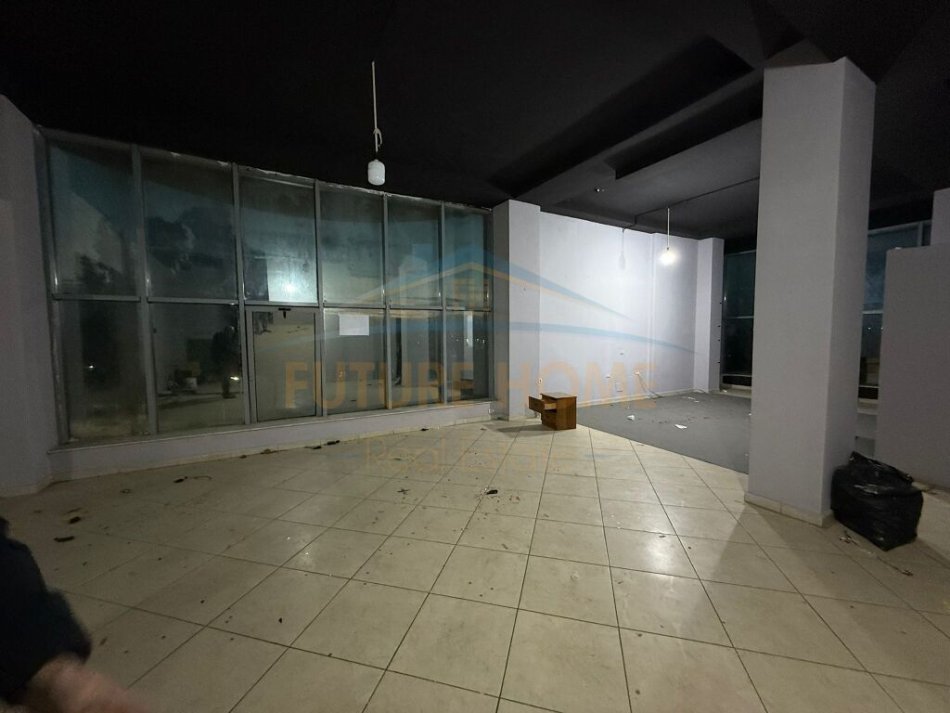 ALF47139 Tirane, jepet me qera ambjent biznesi Kati 1, 87 m² 500 € (Fresku)