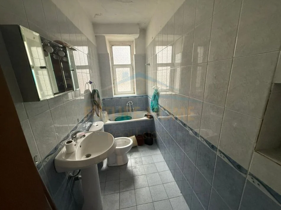 Korce, shitet apartament 3+1+Ballkon Kati 2, 84 m² 44.000 € (Lagjia 14, Korçë)