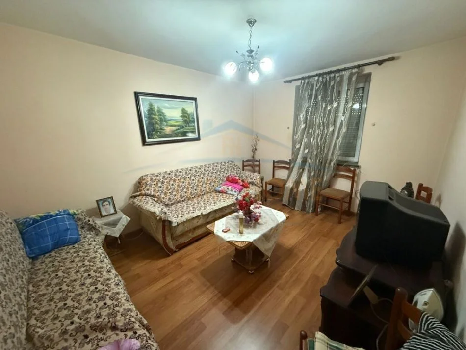 Korce, shitet apartament 3+1+Ballkon Kati 2, 84 m² 44.000 € (Lagjia 14, Korçë)