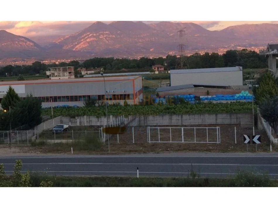 Tirane, jepet me qera toke , 670 m² (Fushe-Preze)