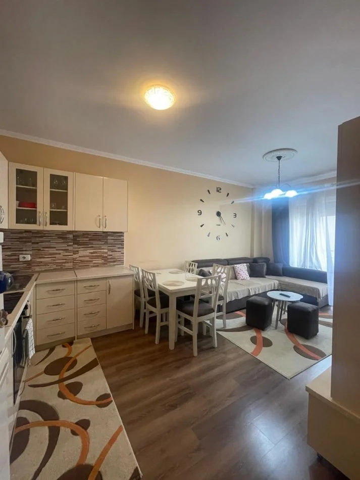 Tirane, jepet me qera apartament 1+1+Ballkon Kati 4, 65 m² 350 € 