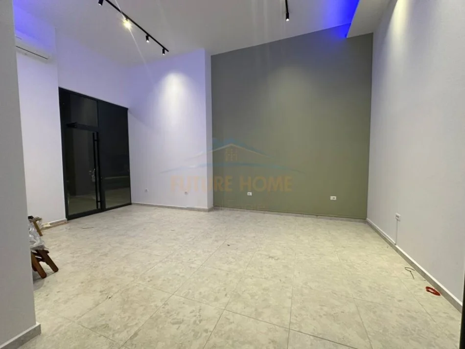 Tirane, shitet ambjent biznesi Kati 0, 34 m² 140.000 € (Grand Gallery)