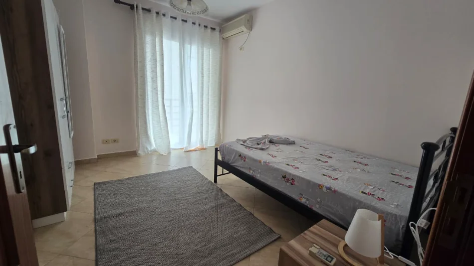Tirane, jepet me qera apartament 2+1+Aneks+Ballkon Kati 4, 650 € (ish parku i autobusave , globe , square 21)