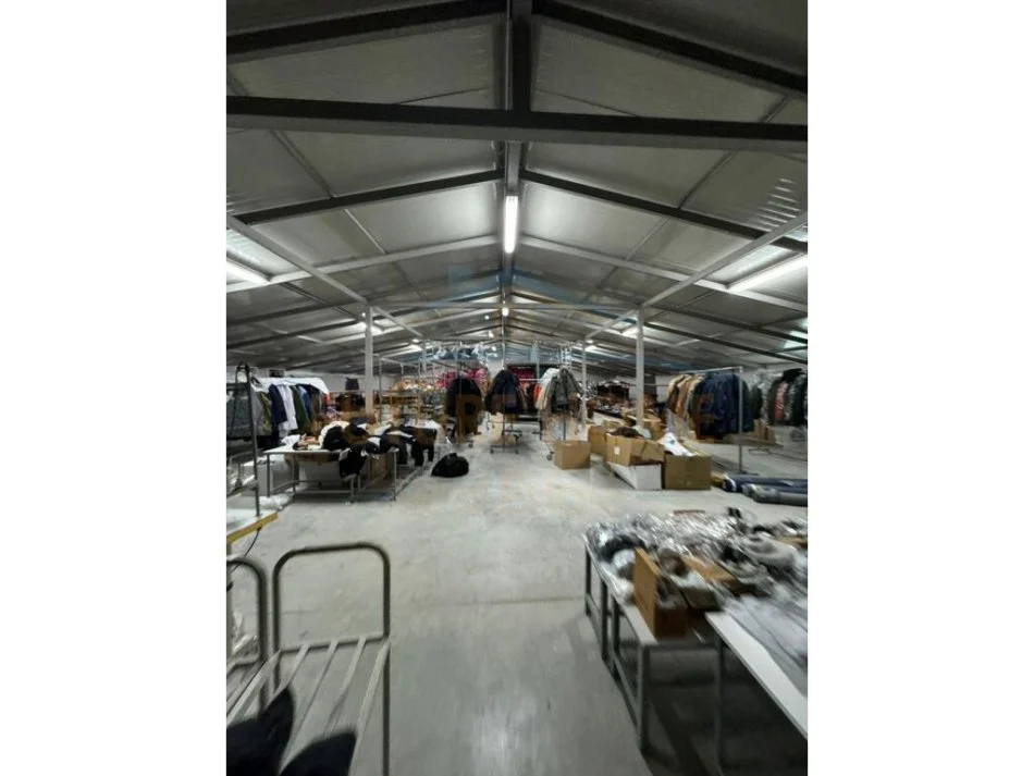 Tirane, jepet me qera ambjent biznesi Kati 3, 1.350 m² 4.050 € (Kombinat)