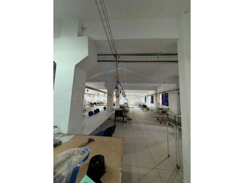 Tirane, jepet me qera ambjent biznesi Kati 3, 1.350 m² 4.050 € (Kombinat)