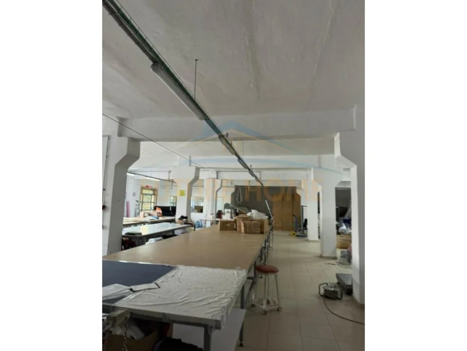 Tirane, jepet me qera ambjent biznesi Kati 3, 1.350 m² 4.050 € (Kombinat)