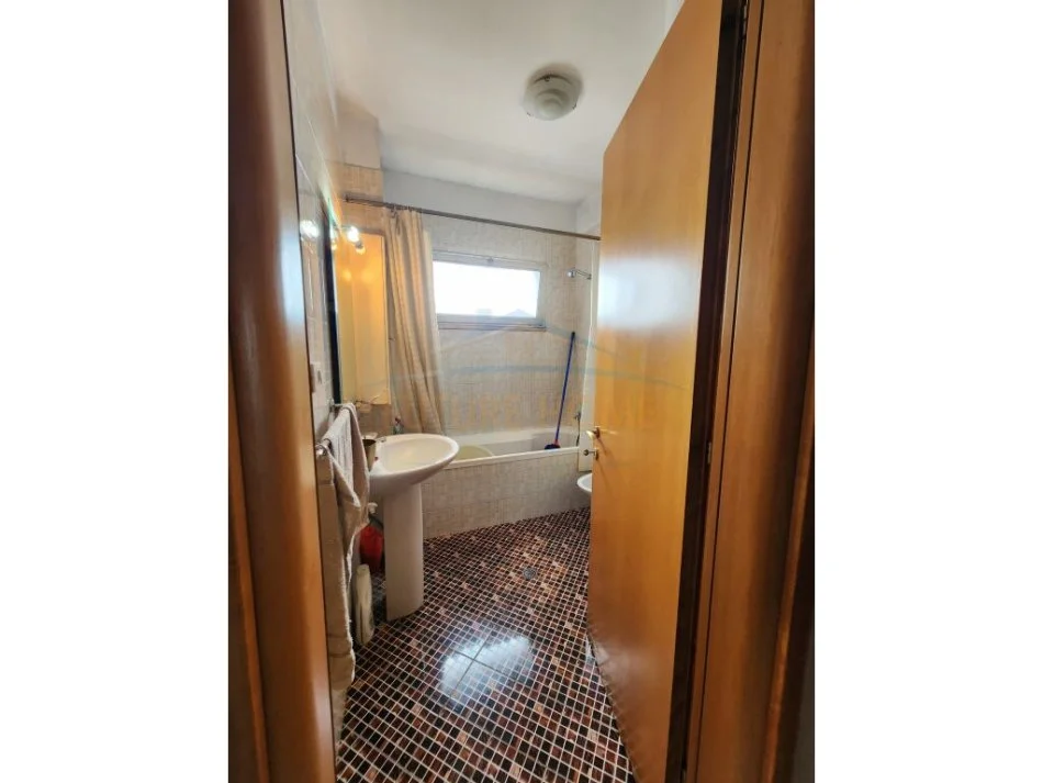Tirane, jepet me qera apartament 2+1 Kati 12, 125 m² 1.100 € (Zogu i Zi)