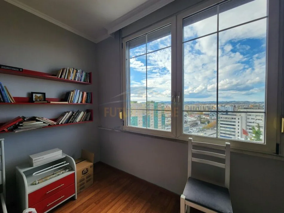 Tirane, jepet me qera apartament 2+1+Ballkon Kati 12, 125 m² 1.000 € (Zogu i Zi)