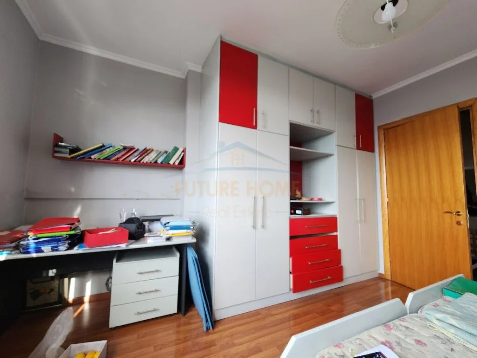 Tirane, jepet me qera apartament 2+1 Kati 12, 125 m² 1.100 € (Zogu i Zi)